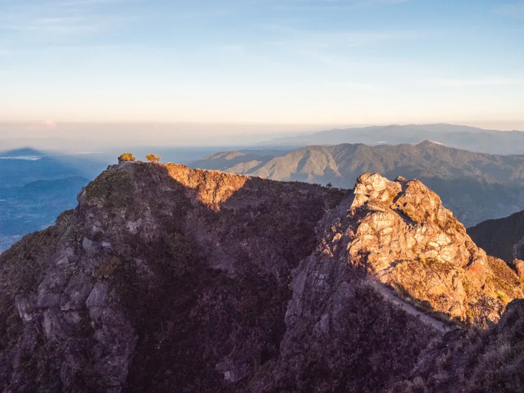 Felsiger Gipfelaufbau des Volcán Barú bei Sonnenaufgang