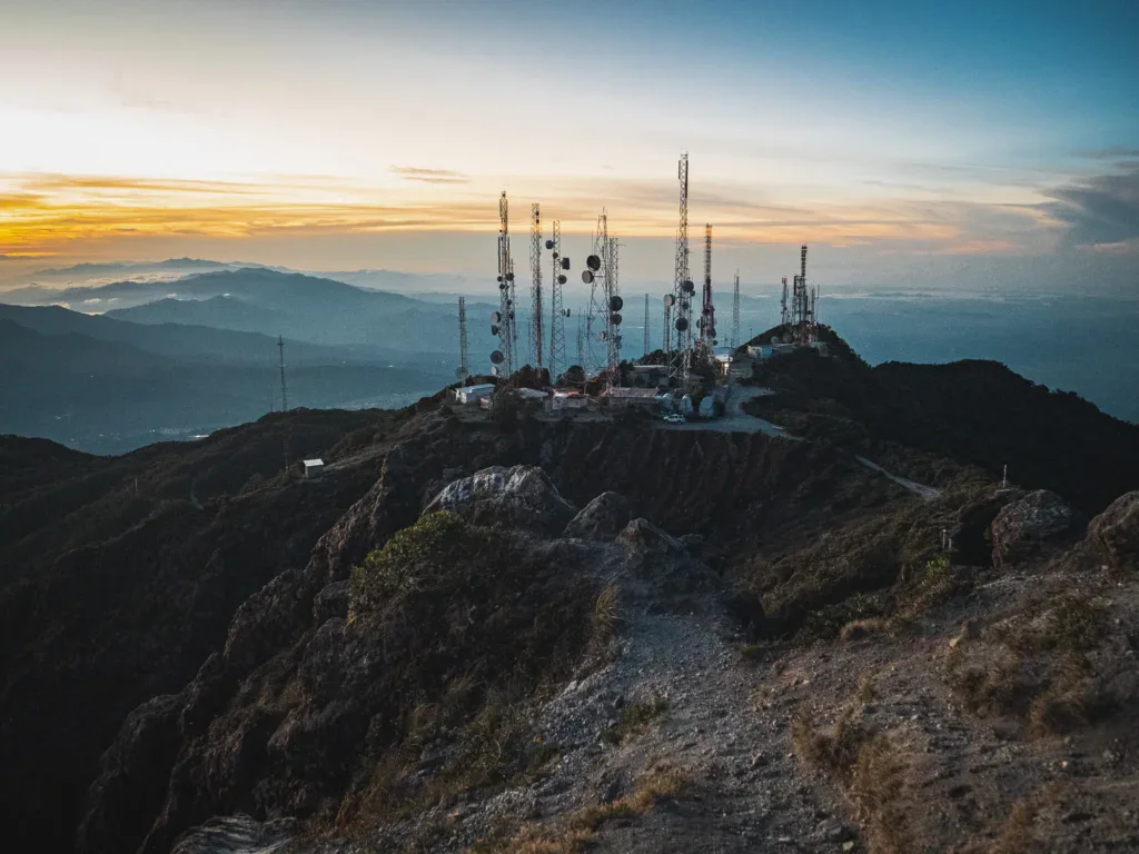 Funkmasten auf dem Gipfel des Volcán Barú im Morgenlicht