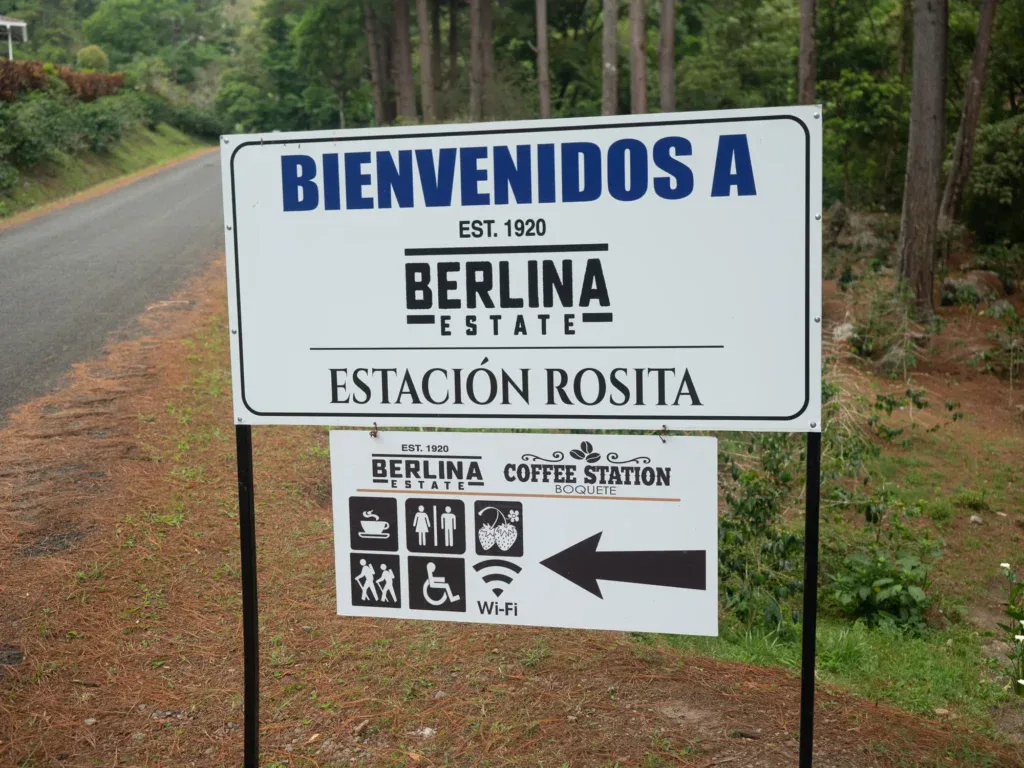 Willkommensschild Berlina Estate Estación Rosita an der Straße