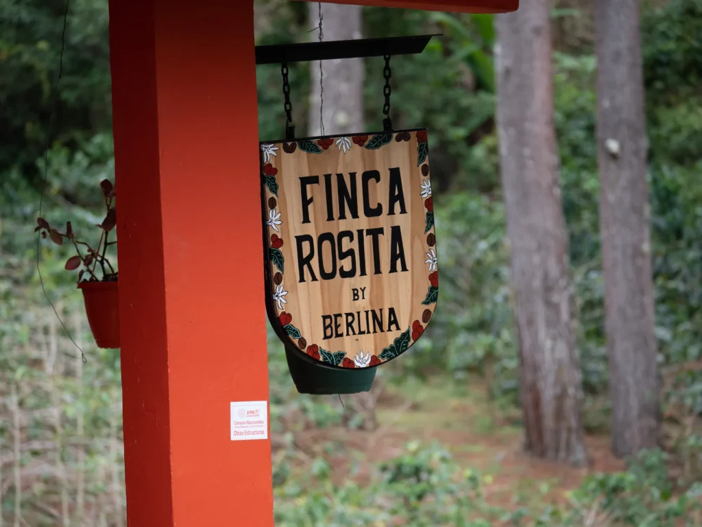 Holzschild der Finca Rosita by Berlina in Boquete