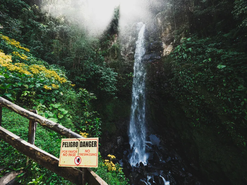 Hoher Wasserfall der Lost Waterfalls in Boquete mit Warnschild