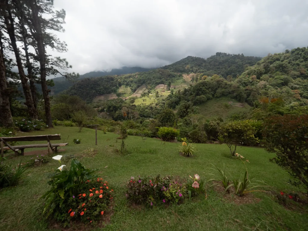 Wiese mit Picknicktischen und Blick ins Tal am Eingang der Lost Waterfalls